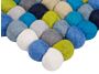 2_zfritz-filzkugelteppich-rechteckig-multifarben-gruen-blau-weiss-draufsicht-nah-myfelt-2.jpg