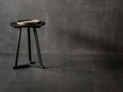 Table d'appoint Tripod en chêne - noir - vernis