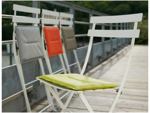 5_Chaise-bistro-et-coussin-outdoor-Fermob.jpg