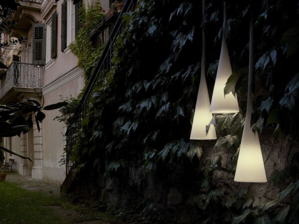5_UTO_white_room_set_outdoor.jpg