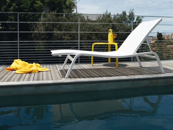 5_Alize-XS-et-table-basse-Fermob-Album-2013.jpg