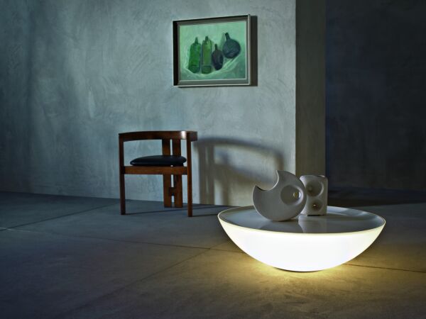 5_SOLAR_indoor_white_room_set.jpg