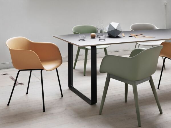 5_muuto-fiber-chair-wooden-base-dusty-green-insitu2.jpg