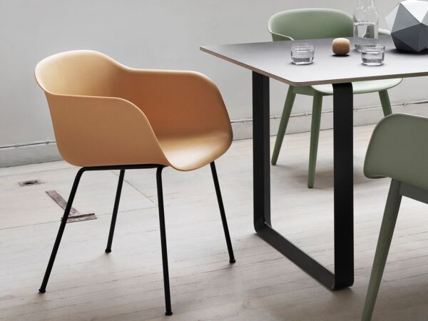 5_muuto-fiber-chair-nature-black-lifestyle.jpg
