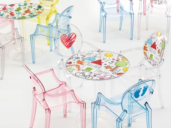 5_Kartell-Lou-Lou-Ghost-Kinderstuhl-transparent-Ambiente-family1.jpg
