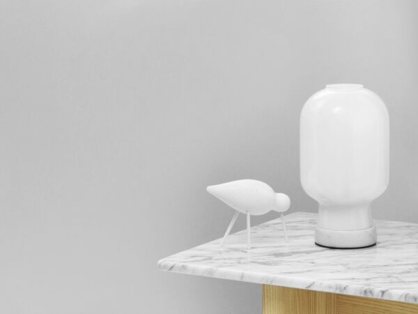5_normann_copenhagen_amp_table_lamp_eu_whitewhite_on_slid_table.jpg