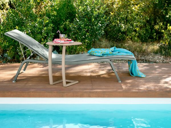 5_Bain-de-soleil-table-basse-chaise-longue.jpg