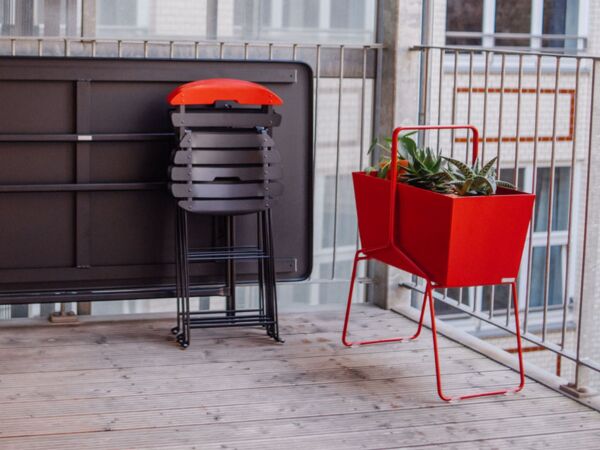 5_Mobilier-Fermob-table-de-jardin-pliante-chaise-metal-pliante-et-jardiniere-haute-en-metal.jpg