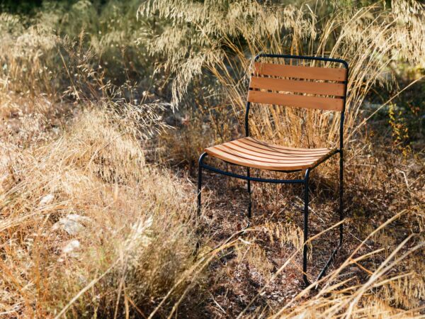 5_SURPRISING_Chaise teck_Stephane Rambaud pour Fermob.jpg