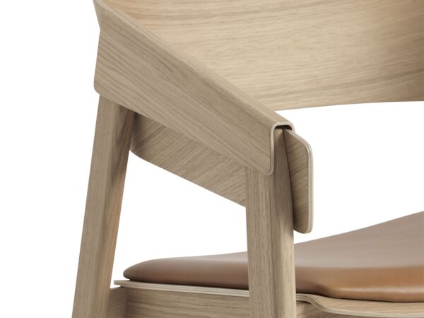 2_zzcover-lounge-chair-oak-cognac-refine-detail-a-muuto-hi-res.jpg