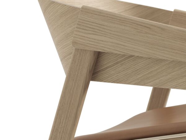 2_zzcover-lounge-chair-oak-cognac-refine-detail-b-muuto-hi-res.jpg