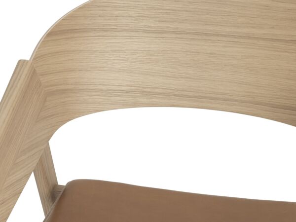 2_zzcover-lounge-chair-oak-cognac-refine-detail-muuto-hi-res.jpg