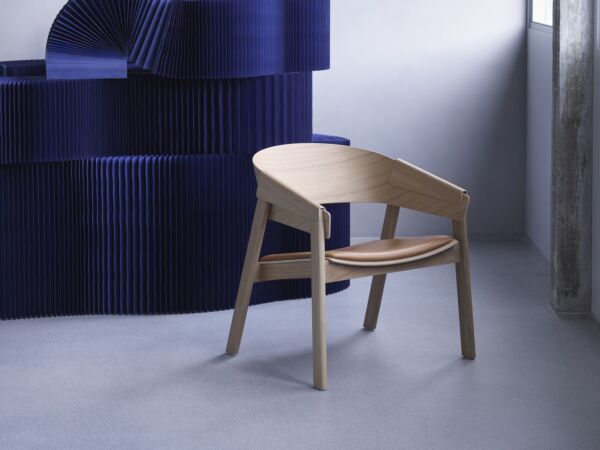 5_5_cover-lounge-chair-oak-cognac-refine-ambit-Ø16-taupe-muuto-org.jpg
