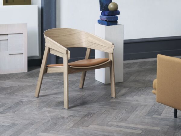 5_cover-lounge-chair-oak-cognac-refine-outline-vidar-472-muuto-org.jpg