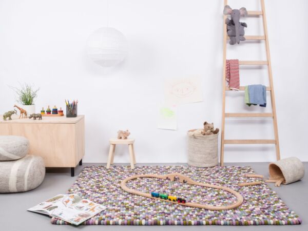 5_greta-filzkugelteppich-rechteckig-multifarben-pastell-ambiente-myfelt-4.jpg