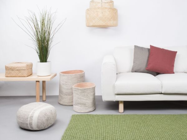 5_kaspar-filzkugelteppich-rechteckig-gruen-ambiente-myfelt-1.jpg
