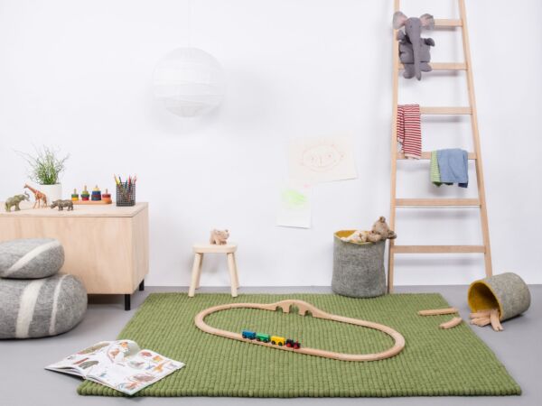 5_kaspar-filzkugelteppich-rechteckig-gruen-ambiente-myfelt-4.jpg