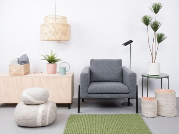 5_kaspar-filzkugelteppich-rechteckig-gruen-ambiente-myfelt-2.jpg