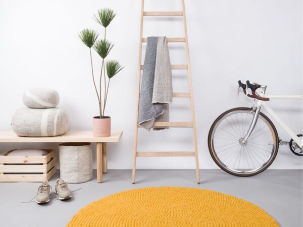 5_klara-filzkugelteppich-rund-senfgelb-ambiente-myfelt-2.jpg