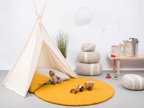5_klara-filzkugelteppich-rund-senfgelb-ambiente-myfelt-4.jpg