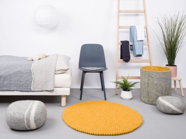 5_klara-filzkugelteppich-rund-senfgelb-ambiente-myfelt-3.jpg
