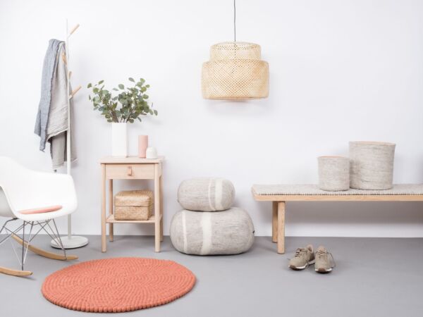5_lea-filzkugelteppich-rund-lachsfarben-ambiente-myfelt-1.jpg