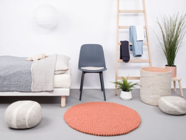 5_lea-filzkugelteppich-rund-lachsfarben-ambiente-myfelt-3.jpg