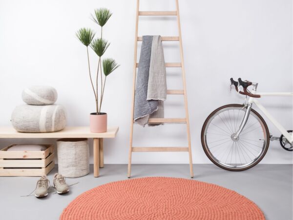 5_lea-filzkugelteppich-rund-lachsfarben-ambiente-myfelt-2.jpg