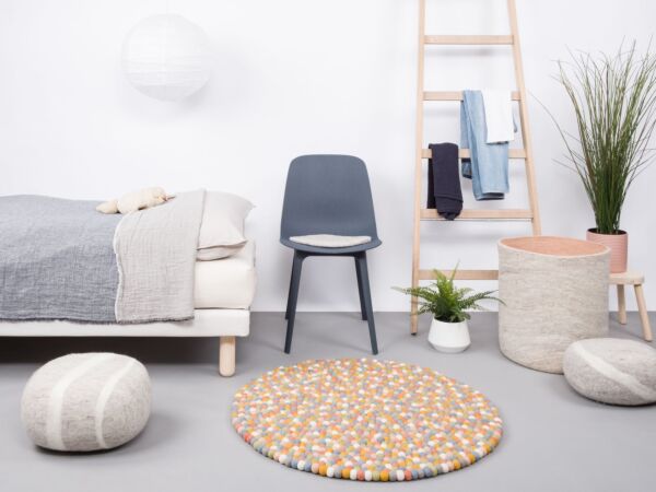 5_liese-filzkugelteppich-rund-multifarben-hell-ambiente-myfelt-4.jpg