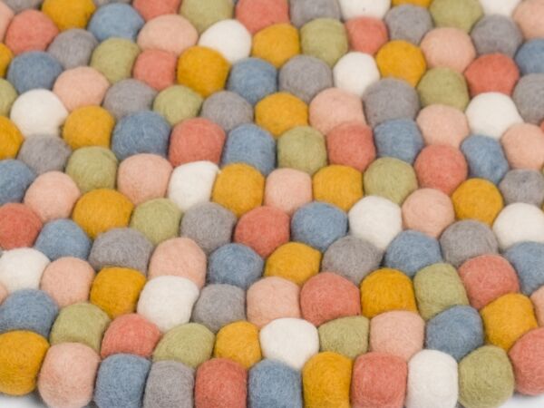 2_zliese-filzkugelteppich-rund-multifarben-hell-draufsicht-nah-myfelt-2.jpg