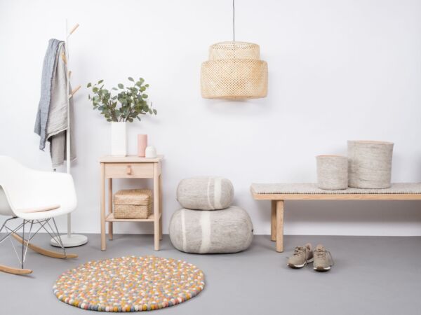 5_liese-filzkugelteppich-rund-multifarben-hell-ambiente-myfelt-1.jpg