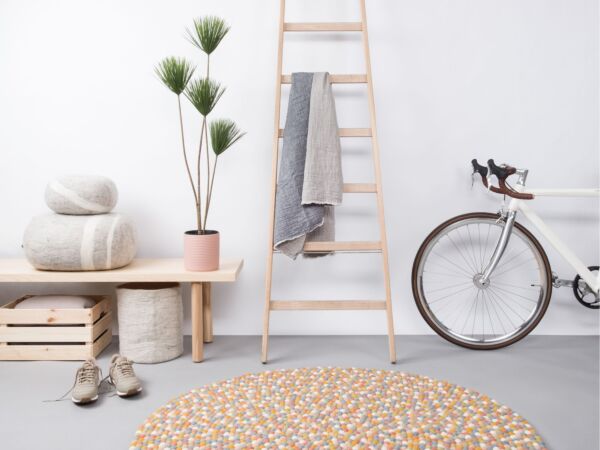 5_liese-filzkugelteppich-rund-multifarben-hell-ambiente-myfelt-3.jpg