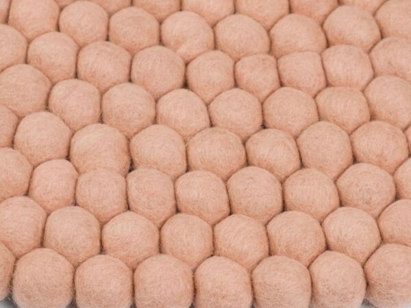 2_zmerle-filzkugelteppich-rund-rosa-draufsicht-nah-myfelt-2.jpg