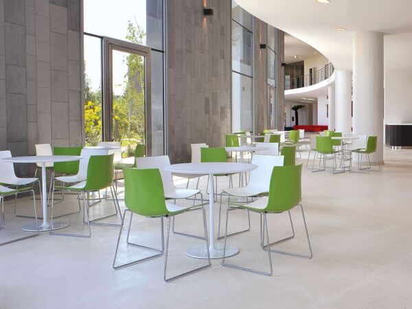 5_Arper_Catifa46_chair_sled_polypropylene_TorredelGrifoVillage_0278.jpg