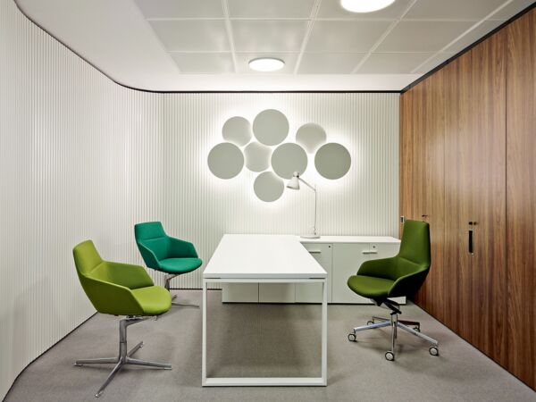 5_Arper_Aston_Conference_armchair_4ways_Inaugure-Hospitality-Group_1928.jpg