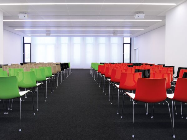5_Arper_Catifa46_chair_4legs_polypropylene_PublicisGroupe_0251.jpg