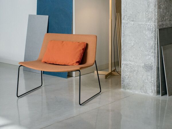 5_Arper_Catifa80_Lounge_ph-IrisHumm_upholstered_sled_2010.jpg