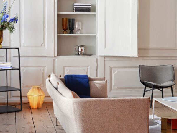5_Eiffel Shelf Rectangular ink black_Bottoms Up Vase L amber_Bonbon yellow melange_Silhouette 3 Seater Bolgheri LGG60_Dapper DOT 1682 02 Biano Nero black oak shell black base.jpg