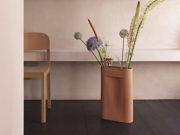 5_ridge-vase-teracotta-off-white-workshop-chair-oregon-pine-muuto-org.jpg