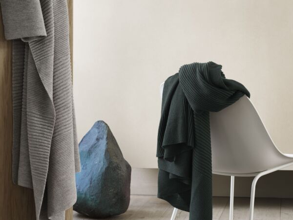 5_rhythm-throw-light-grey-dark-green-fiber-lounge-tube-base-muuto-org.jpg