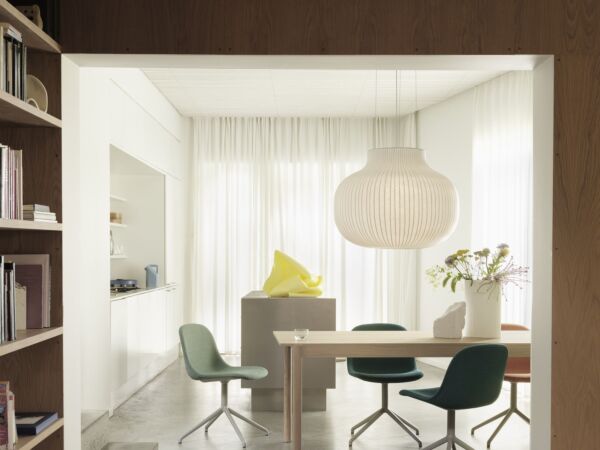 5_linear-wood-oak-table-fiber-side-chair-swivel-canvas-2-0926-0984-remix-2-452--strand-lamp-closed-ridge-vase-muuto-org.jpg