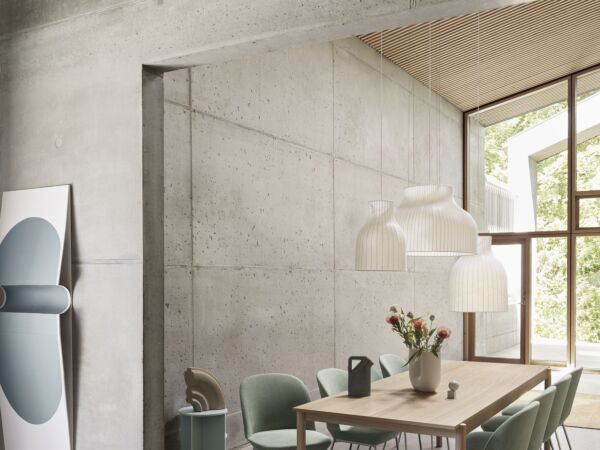 5_linear-wood-oak-table-oslo-side-chair-still-941-chrome-strand-pendant-lamp-halves-table-ply-rug-muuto-org.jpg