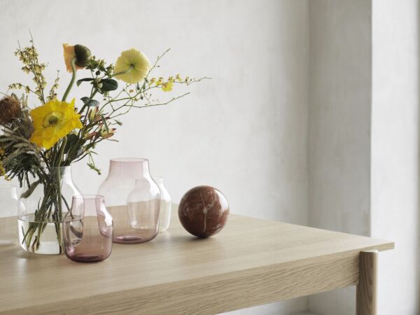 5_linear-wood-table-oak-silent-vase-clear-rose-muuto-org.jpg