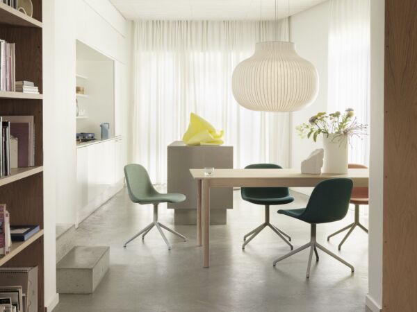 5_linear-wood-oak-table-fiber-side-chair-swivel-canvas-2-0926-0984-remix-2-452--strand-lamp-closed-ridge-vase-muuto-org.jpg