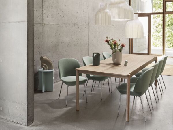 5_linear-wood-oak-table-oslo-side-chair-still-941-chrome-strand-pendant-lamp-halves-table-ply-rug-muuto-org.jpg