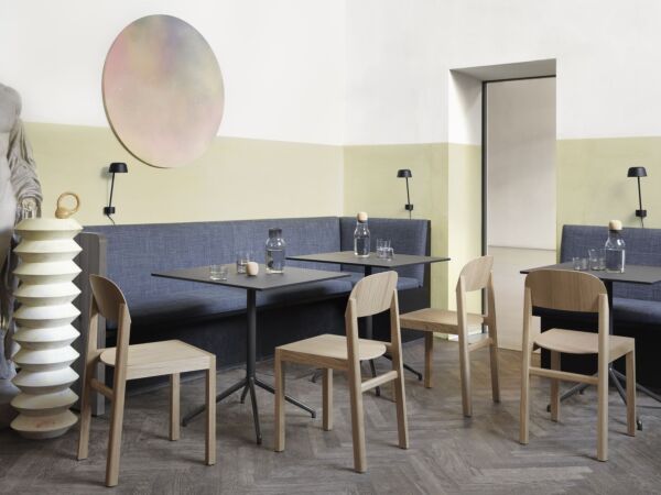 5_still-cafe-table-black-lean-black-workshop-chair-oak-corky-muuto-org.jpg