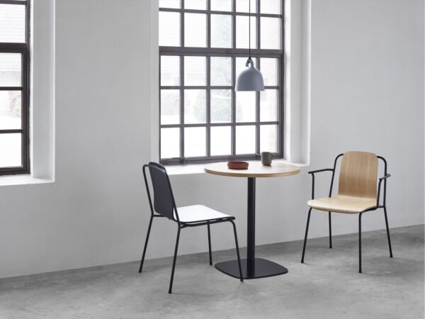 5_602717_normann_copenhagen_form_table_cafe_Ø70x74,5cm_studio_chair_bell_lamp_2018_01.jpg