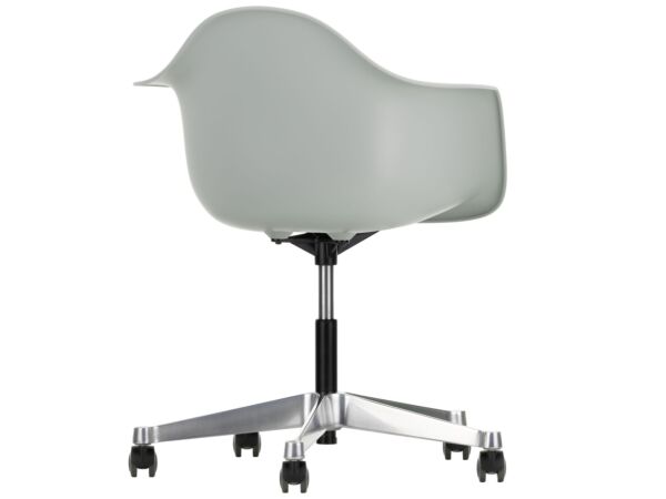 2_z2816964_Eames Plastic Armchair PACC - 24 light grey - 01 chrome - right_master.jpg
