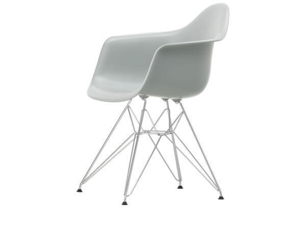 2_Eames Plastic Armchair DAR - 24 light grey - 01 chrome - left_master.jpg