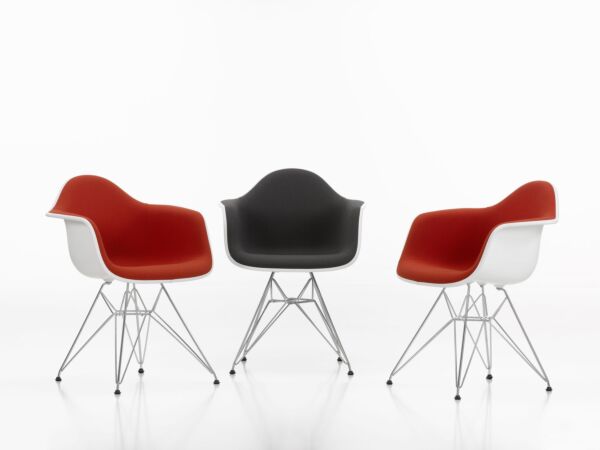 5_47606_Eames Plastic Armchair DAR_master.jpg